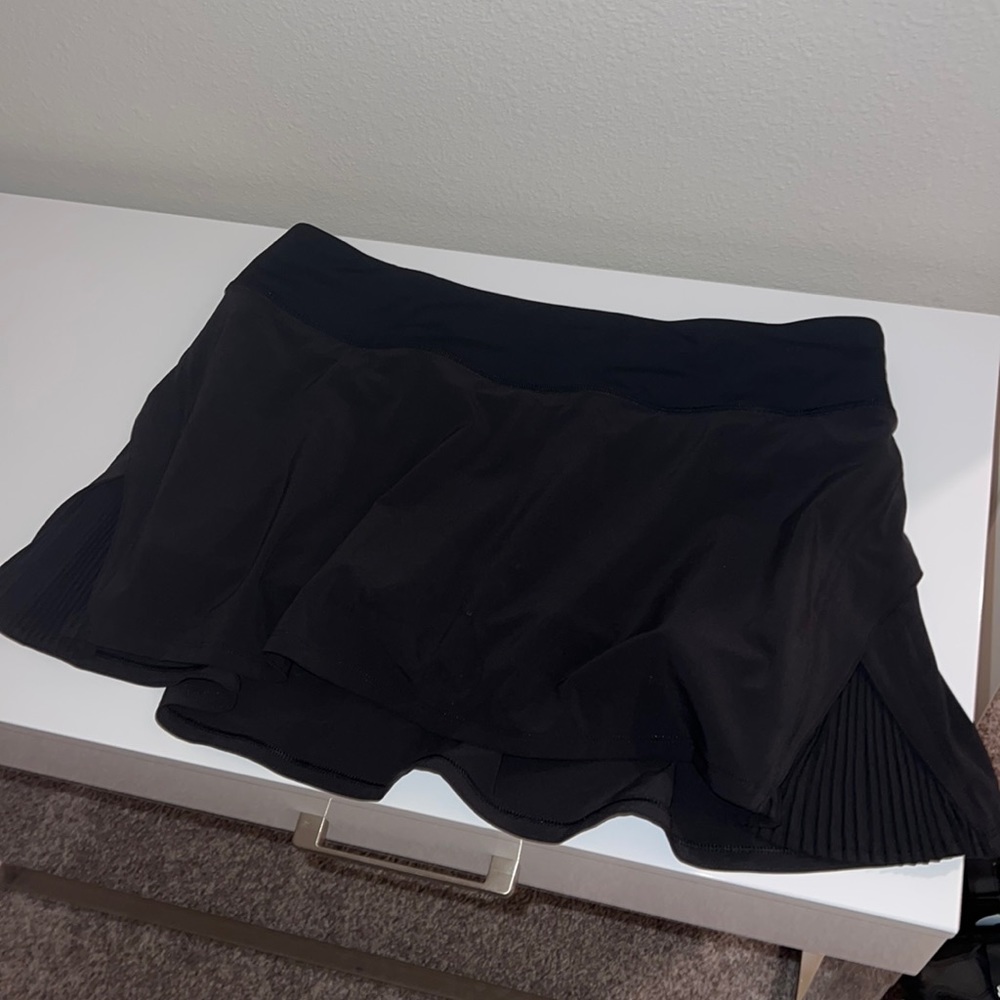 Lululemon Play Off the Pleats Mid-Rise Skirt in Black - size 10